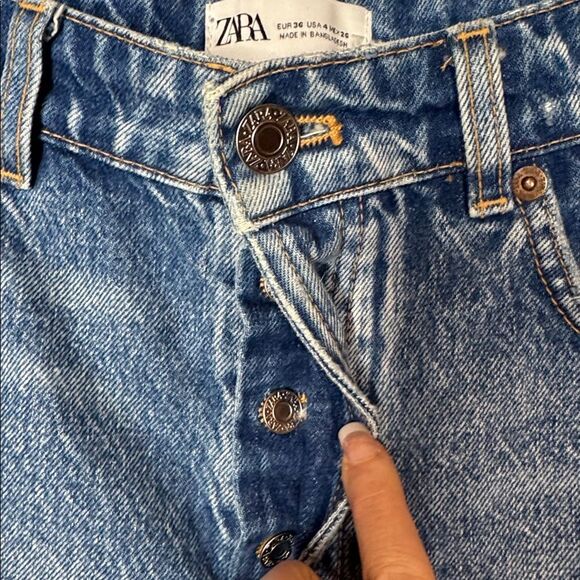 Zara Distressed Blue Cutoff  Button Fly Jean Shorts. Size 4. - Picture 5 of 5
